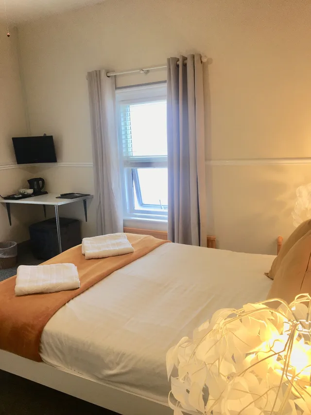 غرفة قياسية بسرير مزدوج بإطلالة جزئية على البحر، The Waterfront Inn 1/2