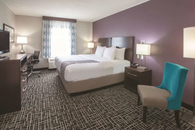 غرفة بسرير كينج، La Quinta Inn & Suites by Wyndham New Cumberland-Harrisburg 5/8