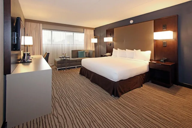 غرفة تنفيذية بسرير كينج، DoubleTree by Hilton Hotel Newark Airport 2/3