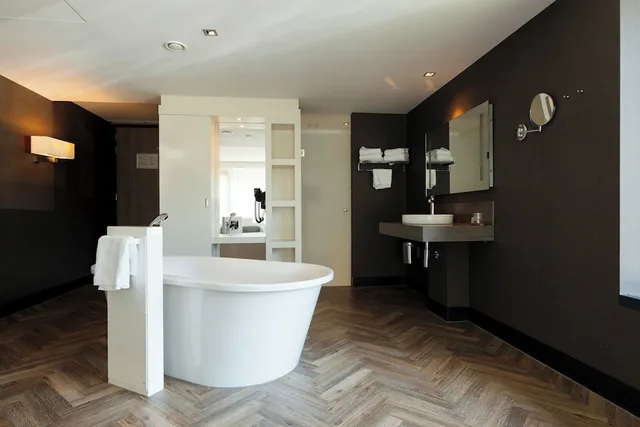 غرفة كومفورت بسريرين منفصلين وسرير كوين بحوض استحمام، Van der Valk Hotel Apeldoorn De Cantharel 1/3