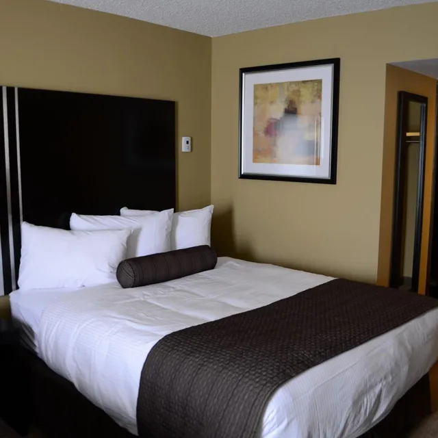 غرفة بسرير كينج وسريرين كوين بحوض استحمام، Days Inn By Wyndham Calgary Northwest 2/10