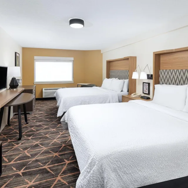 غرفة بسريرين منفصلين لذوي الإعاقة، Holiday Inn Redding 2/3