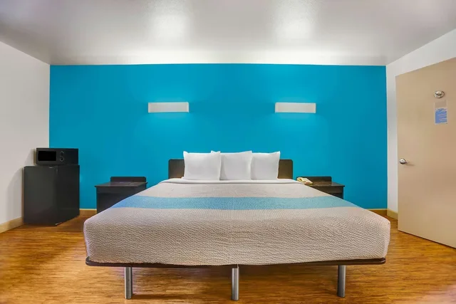 غرفة قياسية بسرير كينج، Motel6 Anderson, CA - Redding Airport 5/8