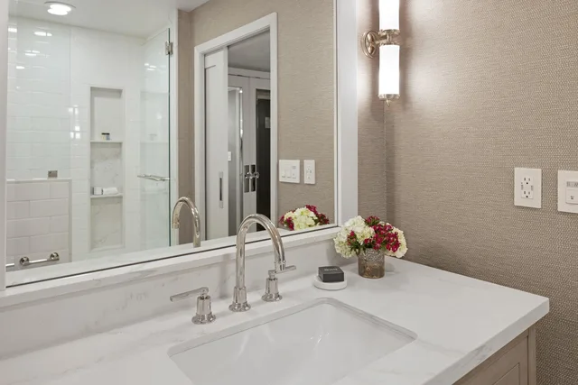Courtyard, King Bed, Accessible، Stanford Park Hotel 2/2