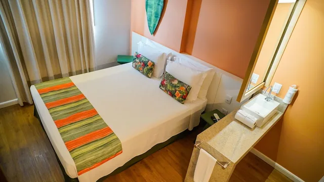 جناح بريميير بفراش فوتون وسريرين منفصلين وسرير كينج وسرير فردي بشرفة مع أريكة، Hot Beach Suites 4/7