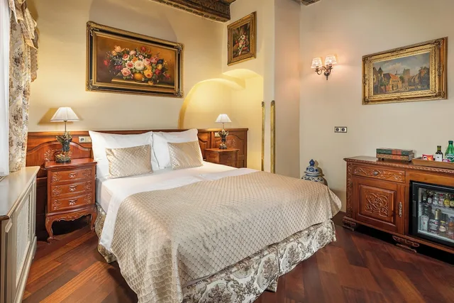 Suite, 2 King Beds, Iron Gate Hotel And Suites 2/10