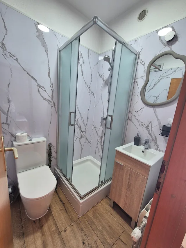 غرفة كلاسيكية ثلاثية بثلاثة أسرّة بشرفة، Guesthouse Varnica 7/8