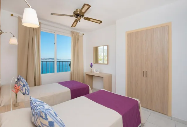 شقة بسريرين منفصلين بإطلالة على البحر بشرفة بغرفة نوم واحدة مع سرير سحّاب إضافي، Apartamentos Calablanca 1/3