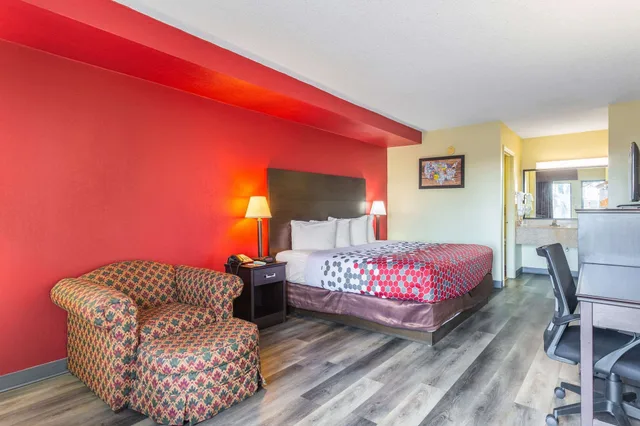 غرفة قياسية بسرير كينج للمدخنين، Econo Lodge & Suites Clarksville near Governors Square Mall 3/6