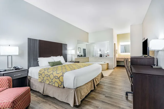 جناح استوديو بسرير كينج بحوض جاكوزي، Baymont by Wyndham Midway/Tallahassee 1/3