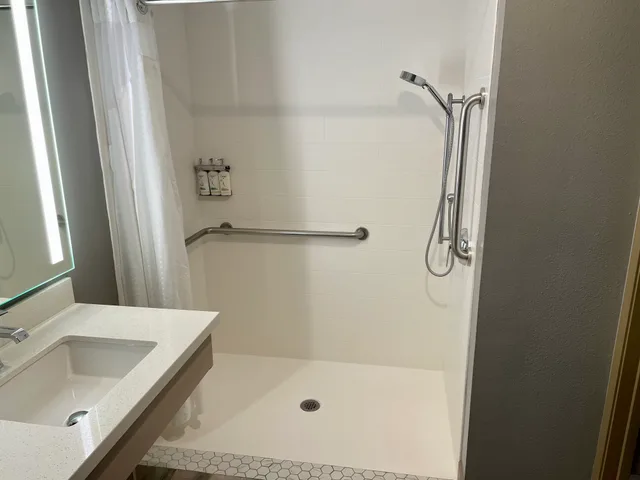 غرفة بسرير كينج لذوي الإعاقة، Holiday Inn Express Hotel And Suites Paso Robles 8/8