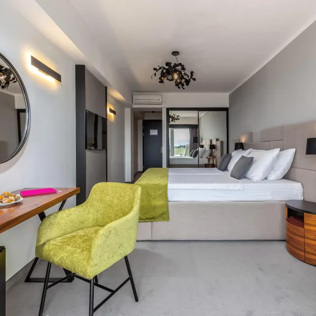 Superior, Double Bed, Two Extra Beds, Side Sea View, 2 Sofa, Balcony، Hotel Omorika Crikvenica 8/10