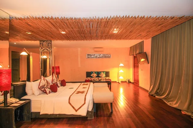 جناح ديلوكس بسرير كينج، Kupu Kupu Jimbaran Beach Club Spa By Loccitane 1/8