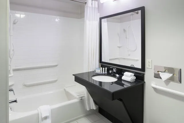 غرفة بسريرين كوين بشرفة لذوي الإعاقة، Fairfield Inn & Suites Kansas City Overland Park 3/4