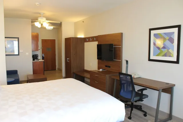 جناح بسرير كينج مع أريكة لذوي الإعاقة، Holiday Inn Express Hotel and Suites Mansfield 3/5