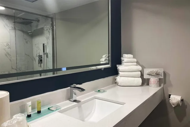 غرفة بسرير كوين، The Chateau Hotel And Conference Center 4/4