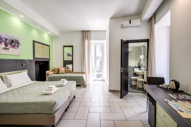 غرفة قياسية ثلاثية، Napoli Suite Hotel 1/7
