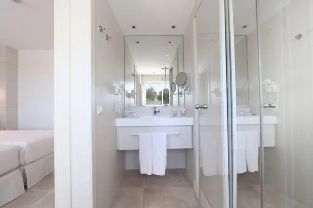 غرفة بسريرين منفصلين بإطلالة على البحر بشرفة، Iberostar Selection Santa Eulalia Ibiza - Adults Only 10/10