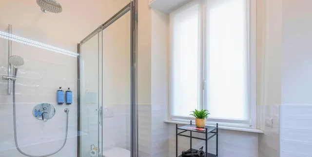 Suite, 3 Queen Beds, Sofa, Del Tower، Milan Royal Suites Magenta Luxury Apartments 6/6