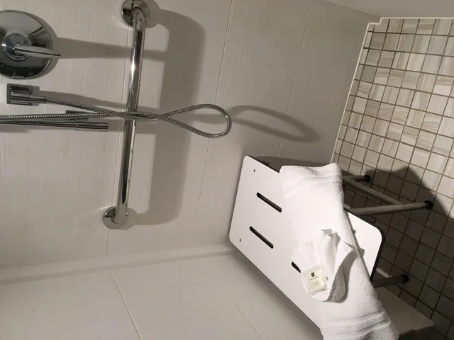 Suite, King Bed, Accessible, Crowne Plaza Ventura Beach 6/10
