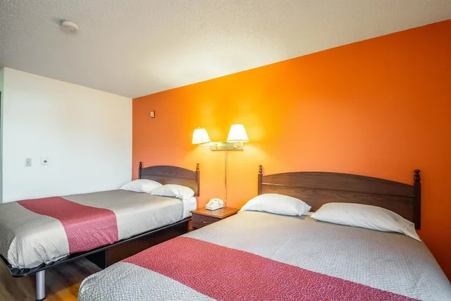 جناح بسريرين مزدوجين، Motel6 Saukville, WI 2/7