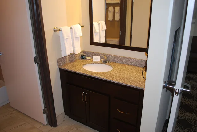 جناح بريميوم بسريرين كوين بغرفة نوم واحدة مع أريكة، Landmark Suites 6/6