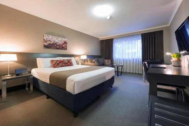 Atrium, King Bed، PAVILION ON NORTHBOURNE 2/4