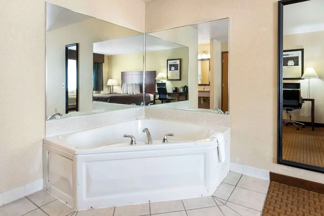 جناح بسرير كينج مع أريكة بحوض جاكوزي، Best Western Wittenberg Inn 2/3