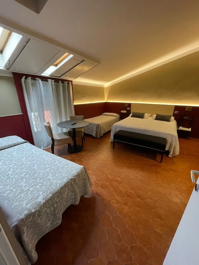 غرفة عائلية بسرير مزدوج وسرير فردي مع أريكة، Hotel Italia 5/7