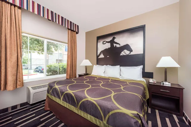 جناح استوديو بسرير كينج بحوض استحمام لذوي الإعاقة، Super 8 By Wyndham Fort Worth North 1/1