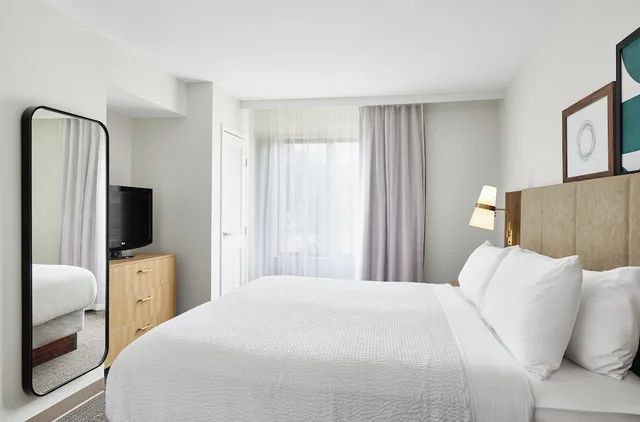 جناح بسرير كينج وسرير فردي بغرفة نوم واحدة بمطبخ، Staybridge Suites Peoria Downtown 1/6
