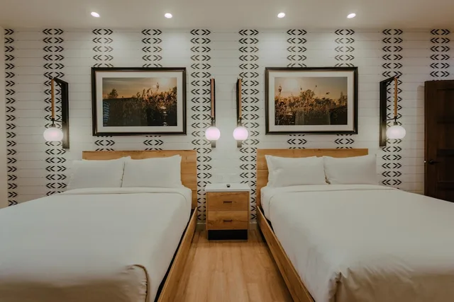غرفة عائلية بسرير كينج وسريرين كوين، Skaneateles Fields Resort & Spa, Curio Collection by Hilton 2/8