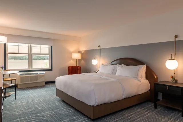 Room, King Bed, Lake Side, Accessible، Hotel Canandaigua, Tapestry Collection by Hilton 6/10