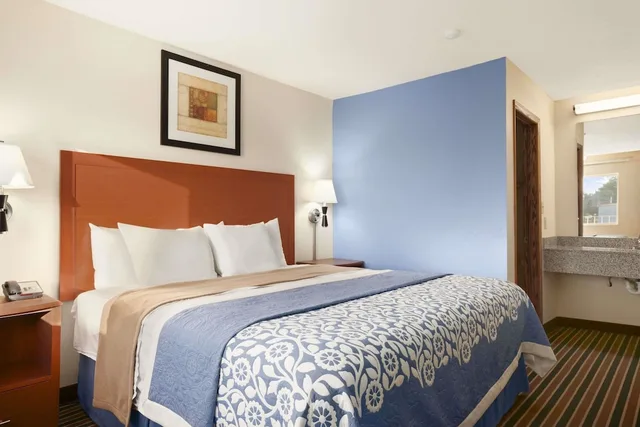جناح استوديو بسرير كينج، Days Inn by Wyndham Champaign Urbana 1/3