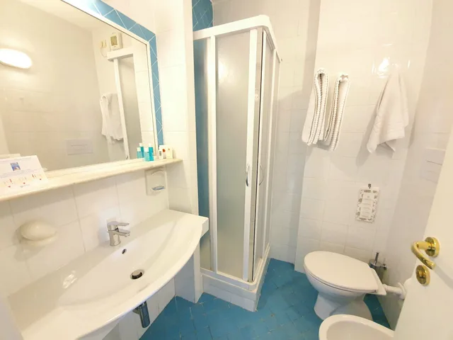 غرفة ثلاثية بسرير مزدوج وسرير فردي بشرفة، Aurora Hotel & Suites Sul Mare 8/10