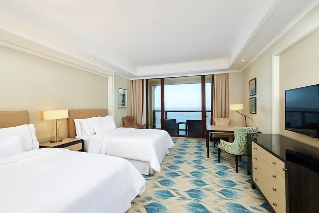 غرفة بسريرين منفصلين بإطلالة على البحر بشرفة، The Westin Zhujiajian Resort Zhoushan 1/4