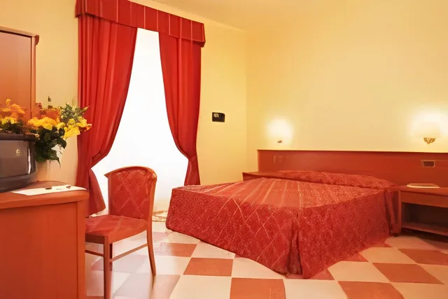غرفة كبيرة صغيرة بسرير فردي، Hotel Romantica 1/1