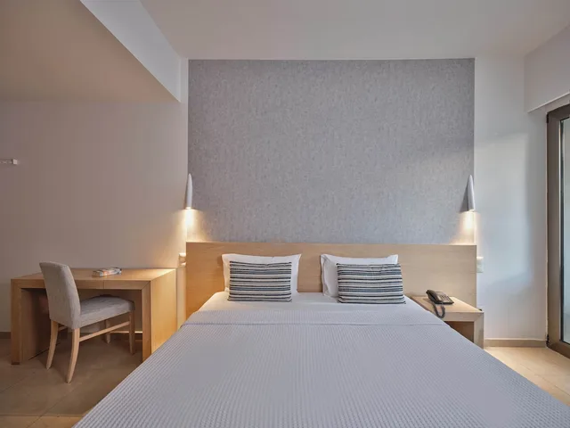 غرفة مزدوجة بسريرين منفصلين بإطلالة على البحر، Sitia Beach City Resort and Spa 1/10