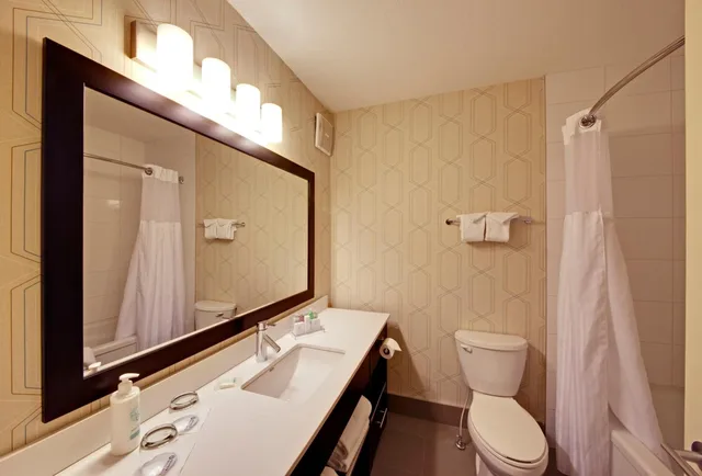 2 Bedrooms, Coast, Premium, Suite, 2 Queen Beds، Coast Kamloops Hotel And Conference Centre 9/9