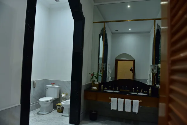 جناح ملكي غراند بسرير كينج بإطلالة على الحديقة، TAJ FALAKNUMA PALACE 1/1