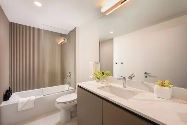 جناح تنفيذي بسرير كينج بشرفة بغرفة نوم واحدة مع أريكة، Sense28 Edgewater, an AvantStay Hotel 7/9