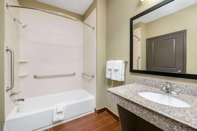 غرفة ديلوكس بسرير كينج مع أريكة لذوي الإعاقة، La Quinta Inn Suites Boutte 3/4