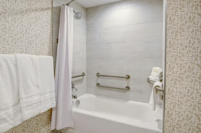 غرفة بسرير مزدوج، Sheraton Eatontown Hotel 4/5