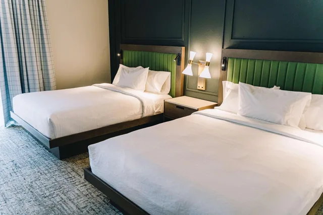 جناح بسريرين كوين بشرفة بغرفتين مع أريكة، Embassy Suites by Hilton Gatlinburg Resort 2/10