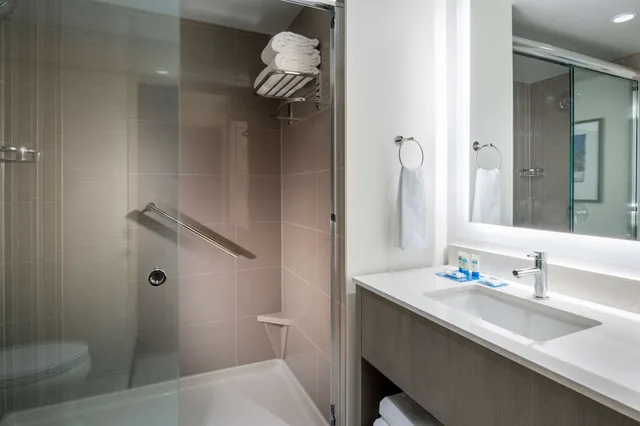 غرفة بسرير كينج بإطلالة على النهر، Hyatt House East Moline/Quad Cities 6/12