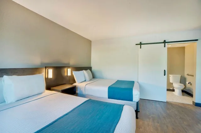 غرفة بريميوم بسريرين كوين لذوي الإعاقة، Motel6 Fort Lauderdale, FL 2/5