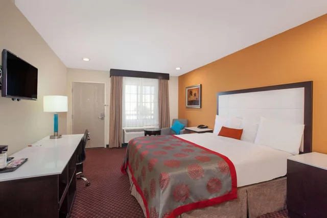 غرفة بسرير كينج لغير المدخنين، Ramada By Wyndham Culver City 1/3