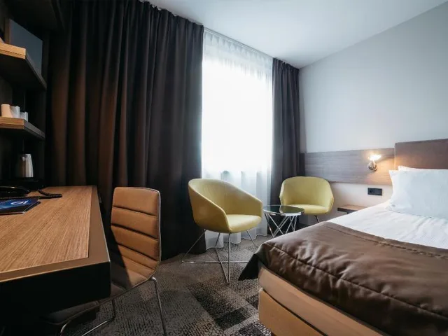 Room, Double Bed, with Extra Bed, Q Hotel Plus Katowice 3/5