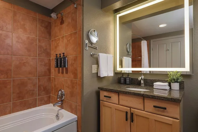 فيلا بسريرين مزدوجين بشرفة بغرفتي نوم، Sheraton Lakeside Terrace Villas at Mountain Vista Avon Vail Valley 10/10