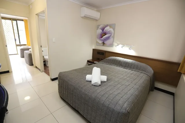 2 Bedrooms, 1 Single and 2 Queen Beds, Garden View, Miners Lodge Motor Inn 3/5